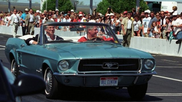 Bill Clinton und sein Ford Mustang Cabrio von 1976 Foto: Ford