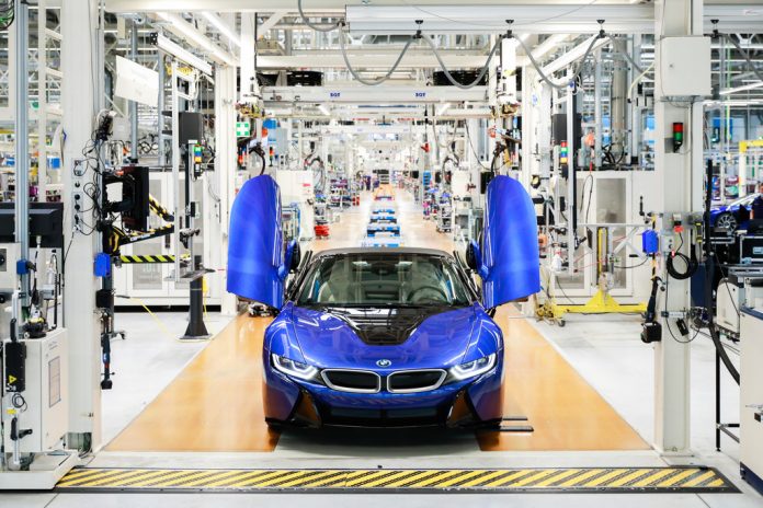 Produktionsende: Der letzte BMW i8 ist ein blauer Roadster. Foto: Auto-Medienportal.Net/BMW