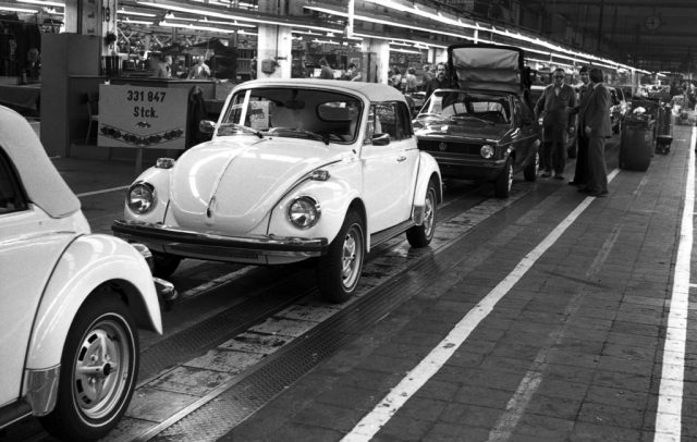 Bandablauf des letzten Käfer Cabriolets bei Karmann in Osnabrück – unmittelbar gefolgt von einem Golf I Cabriolet. Foto: Auto-Medienportal.Net/Volkswagen