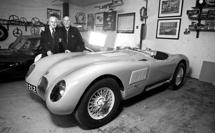 Norman Dewis (links) und Sir Stirling Moss mit dem Jaguar C-Type XKC005. Foto: Auto-Medienportal.Net/Jaguar